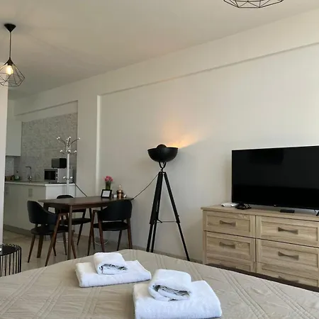 Almyria - By Imh Travel & Tours Apartment